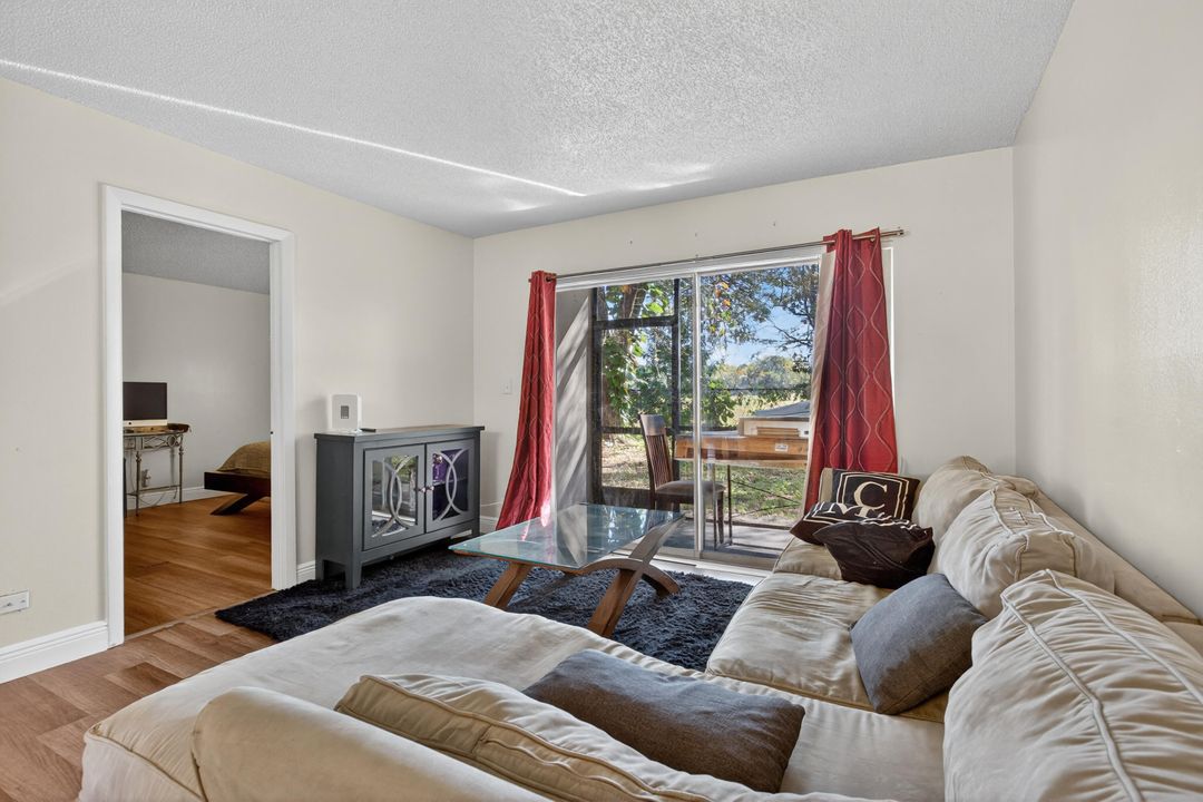 For Sale: $180,000 (2 beds, 2 baths, 949 Square Feet)