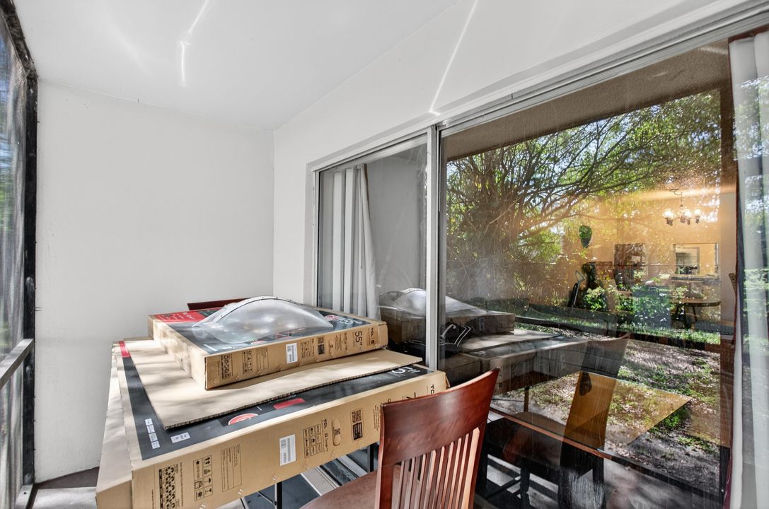 For Sale: $180,000 (2 beds, 2 baths, 949 Square Feet)