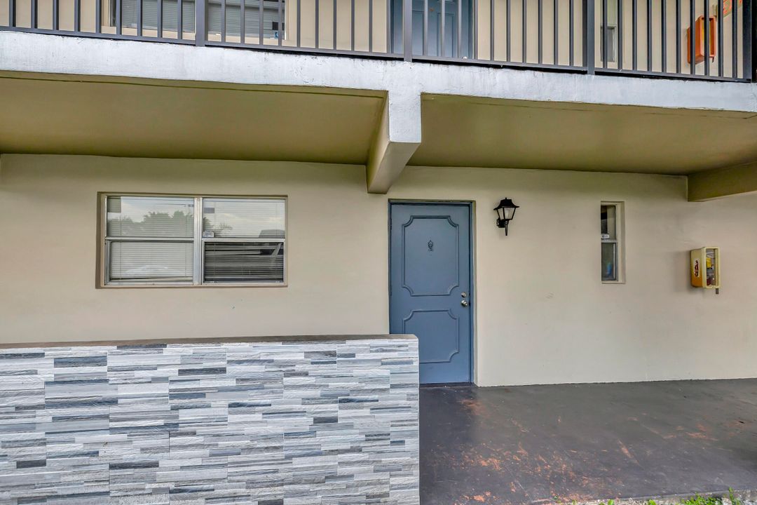 For Sale: $180,000 (2 beds, 2 baths, 949 Square Feet)