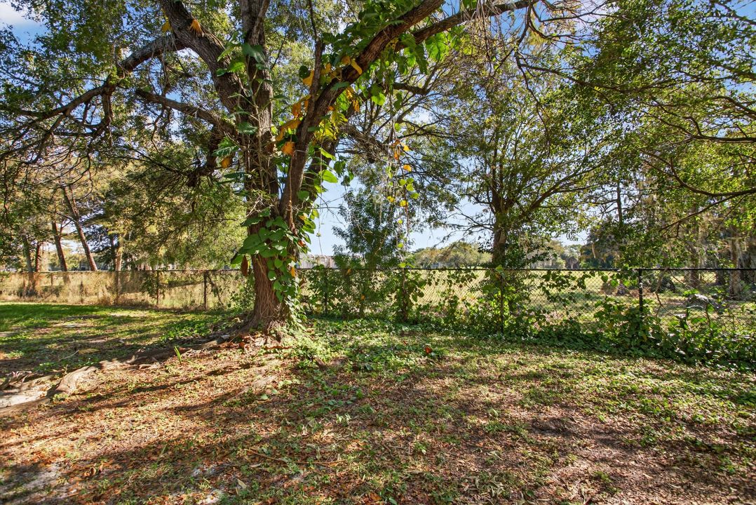 For Sale: $180,000 (2 beds, 2 baths, 949 Square Feet)