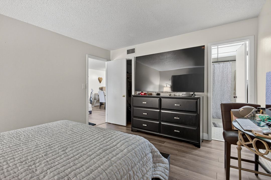 For Sale: $180,000 (2 beds, 2 baths, 949 Square Feet)