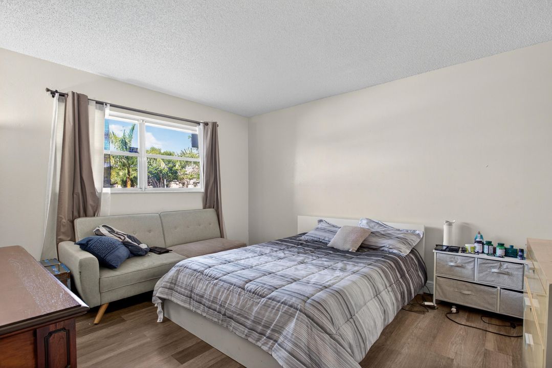 For Sale: $180,000 (2 beds, 2 baths, 949 Square Feet)