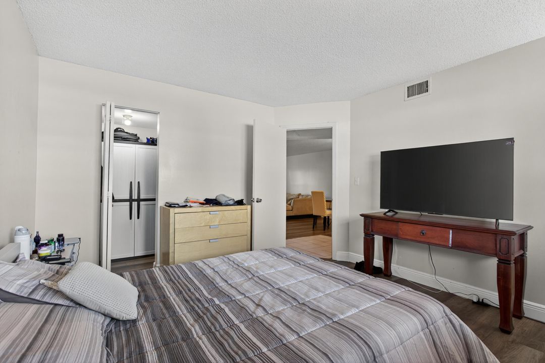 For Sale: $180,000 (2 beds, 2 baths, 949 Square Feet)