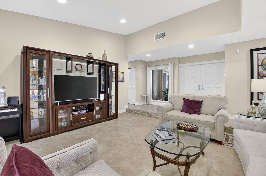 Под контрактом: $625,000 (2 спален, 2 ванн, 1614 Квадратных фут)