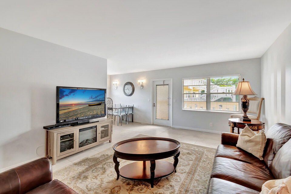 For Rent: $1,575 (2 beds, 1 baths, 840 Square Feet)