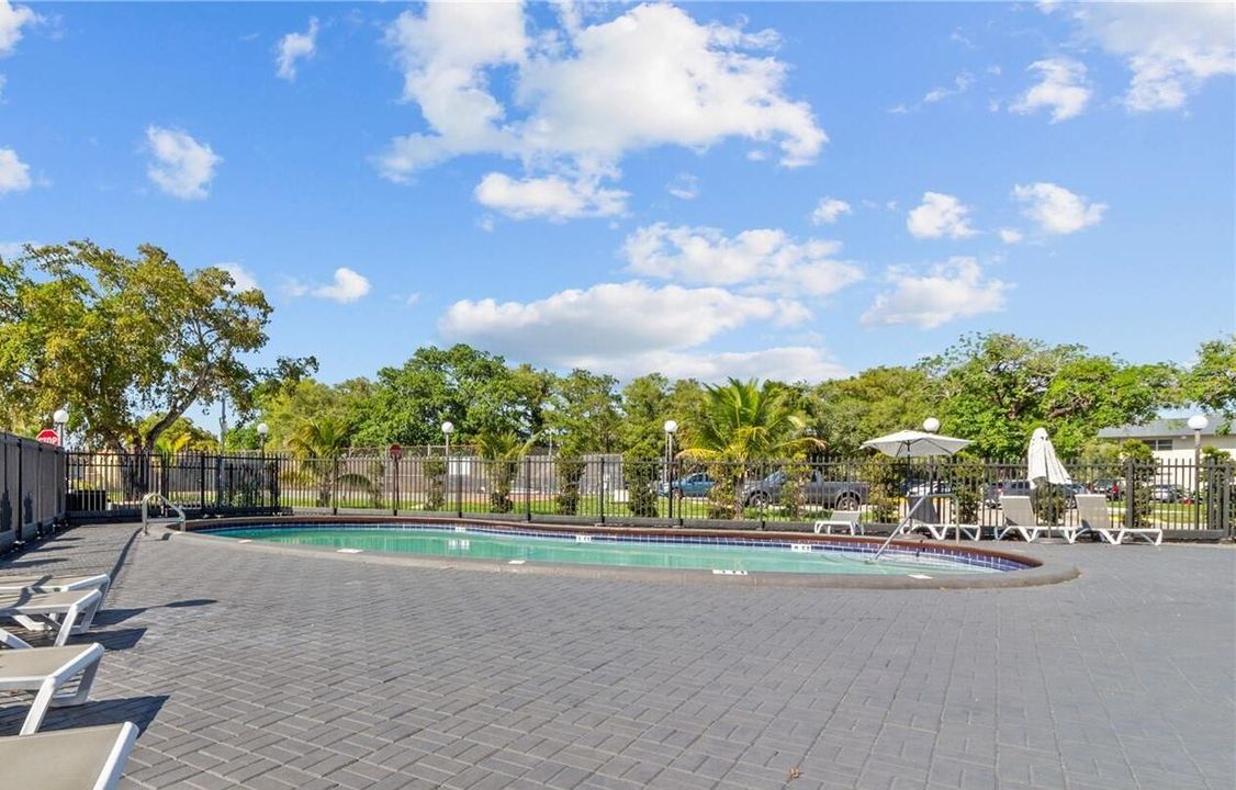 For Sale: $180,000 (2 beds, 2 baths, 949 Square Feet)