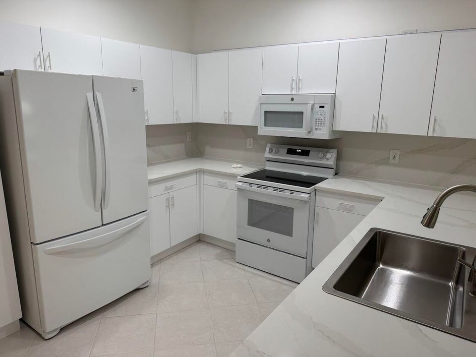 出租: $3,300 (3 贝兹, 2 浴室, 1653 平方英尺)