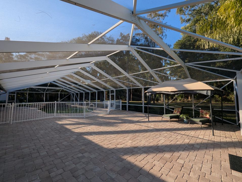 For Sale: $3,300,000 (6 beds, 4 baths, 4401 Square Feet)