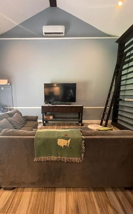 For Sale: $3,300,000 (6 beds, 4 baths, 4401 Square Feet)