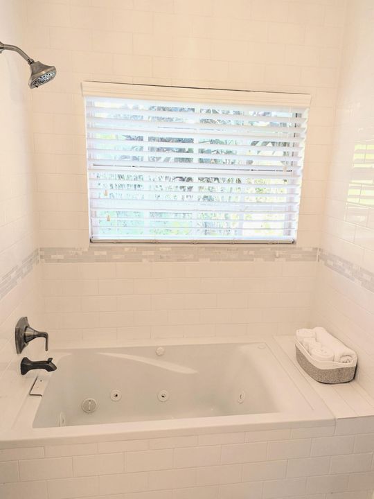 For Sale: $3,300,000 (6 beds, 4 baths, 4401 Square Feet)