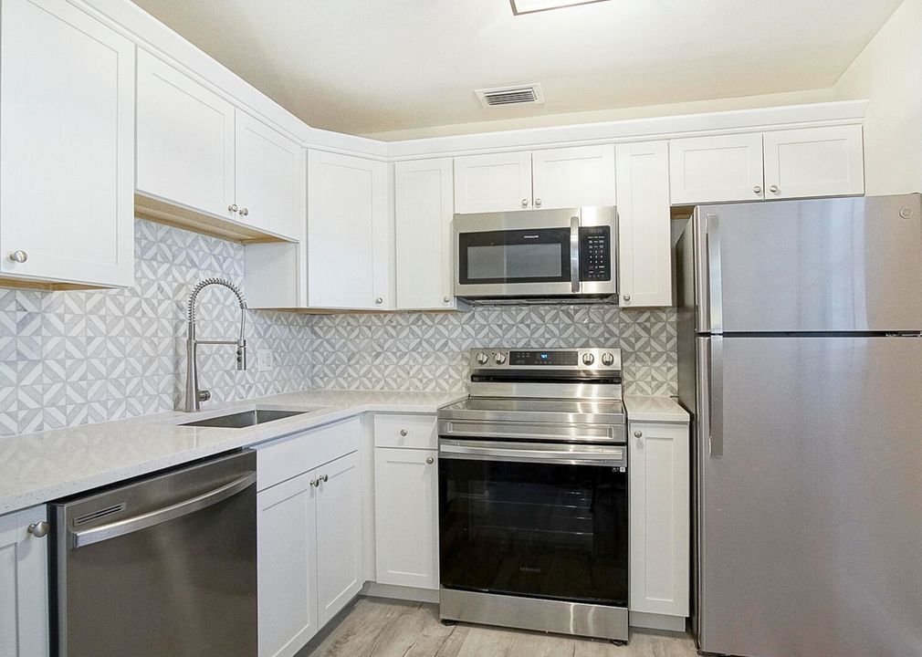 For Sale: $155,000 (2 beds, 2 baths, 1000 Square Feet)