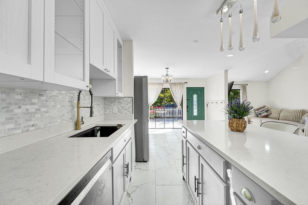 For Sale: $389,500 (3 beds, 2 baths, 1279 Square Feet)