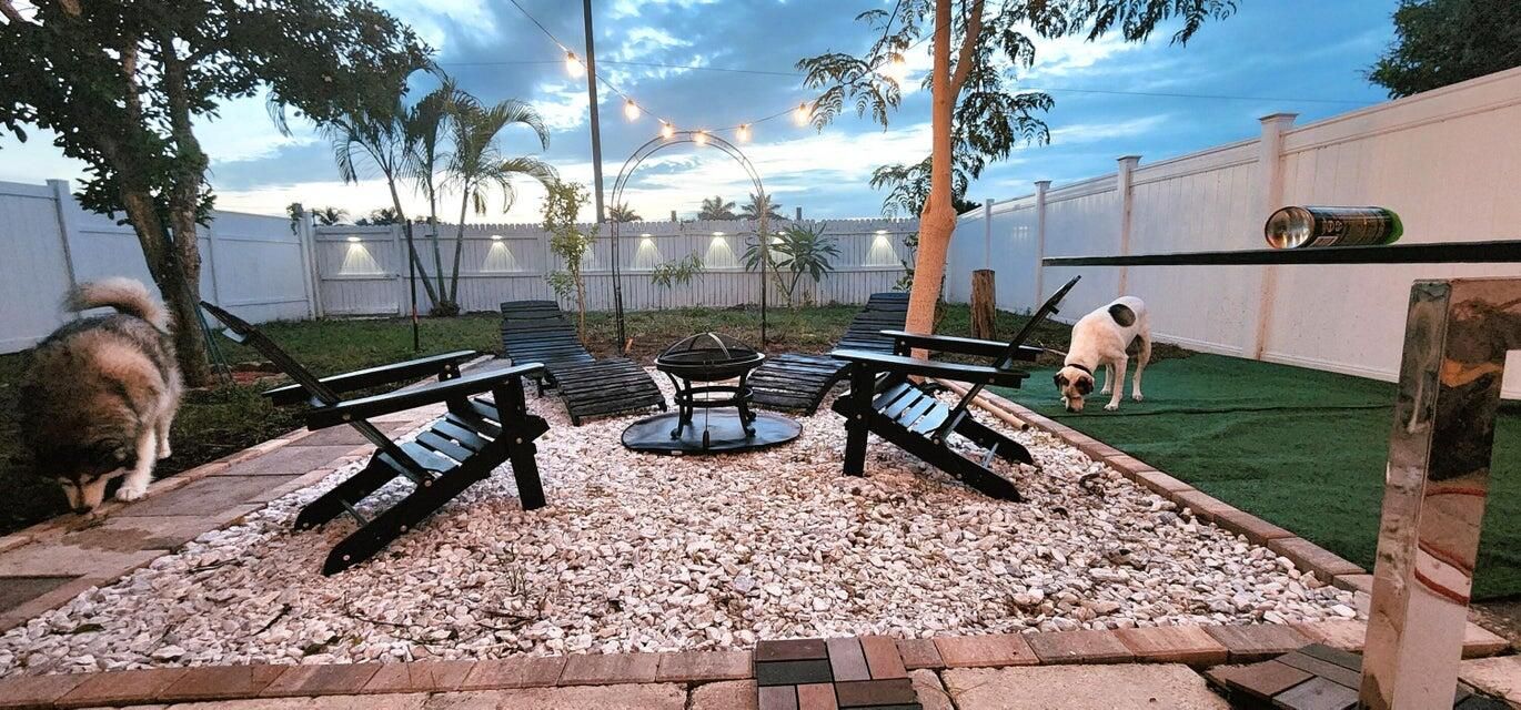 For Sale: $389,500 (3 beds, 2 baths, 1279 Square Feet)