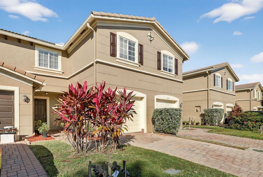 На продажу: $295,500 (3 спален, 2 ванн, 1490 Квадратных фут)