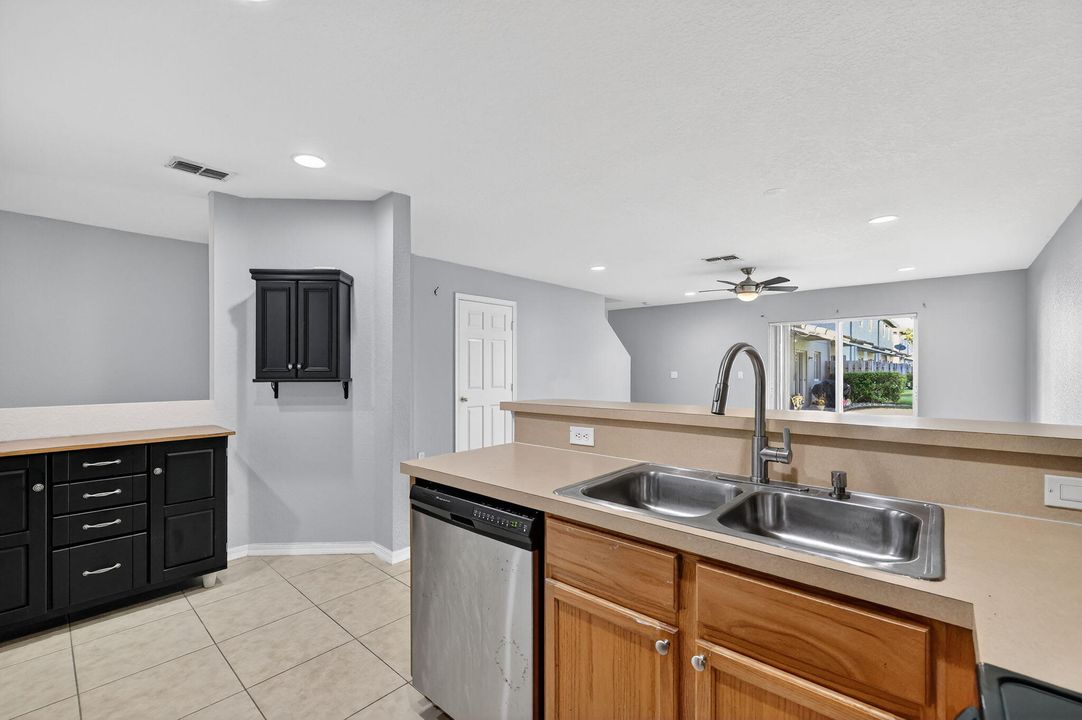 На продажу: $295,500 (3 спален, 2 ванн, 1490 Квадратных фут)