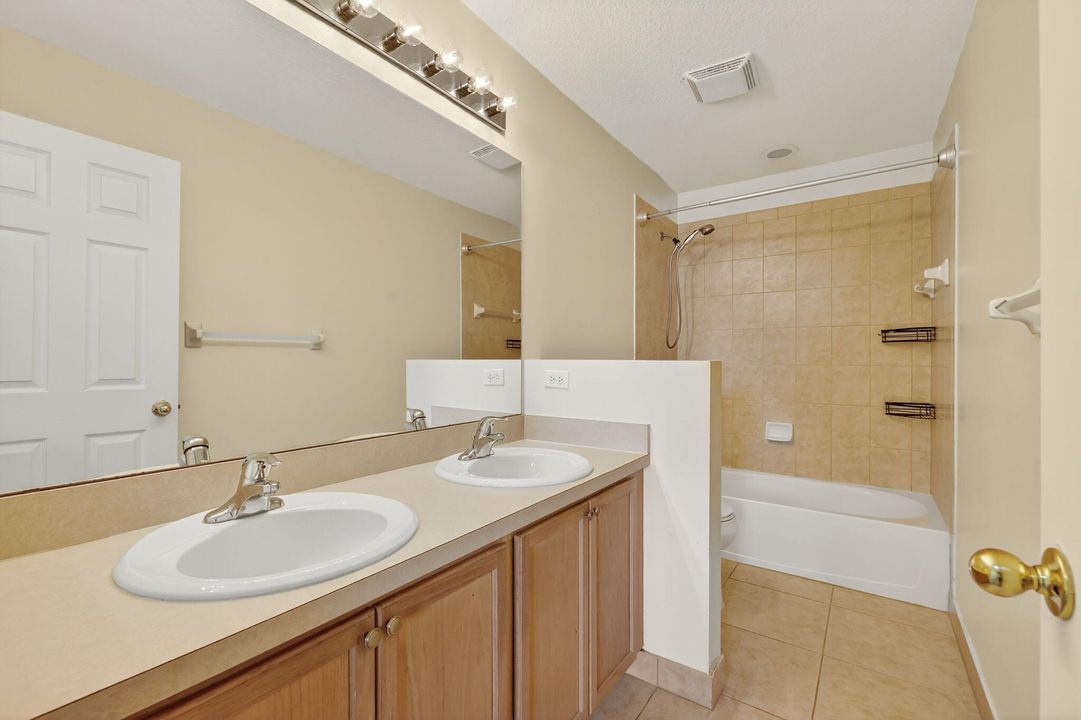 На продажу: $295,500 (3 спален, 2 ванн, 1490 Квадратных фут)