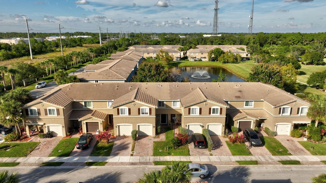 На продажу: $295,500 (3 спален, 2 ванн, 1490 Квадратных фут)