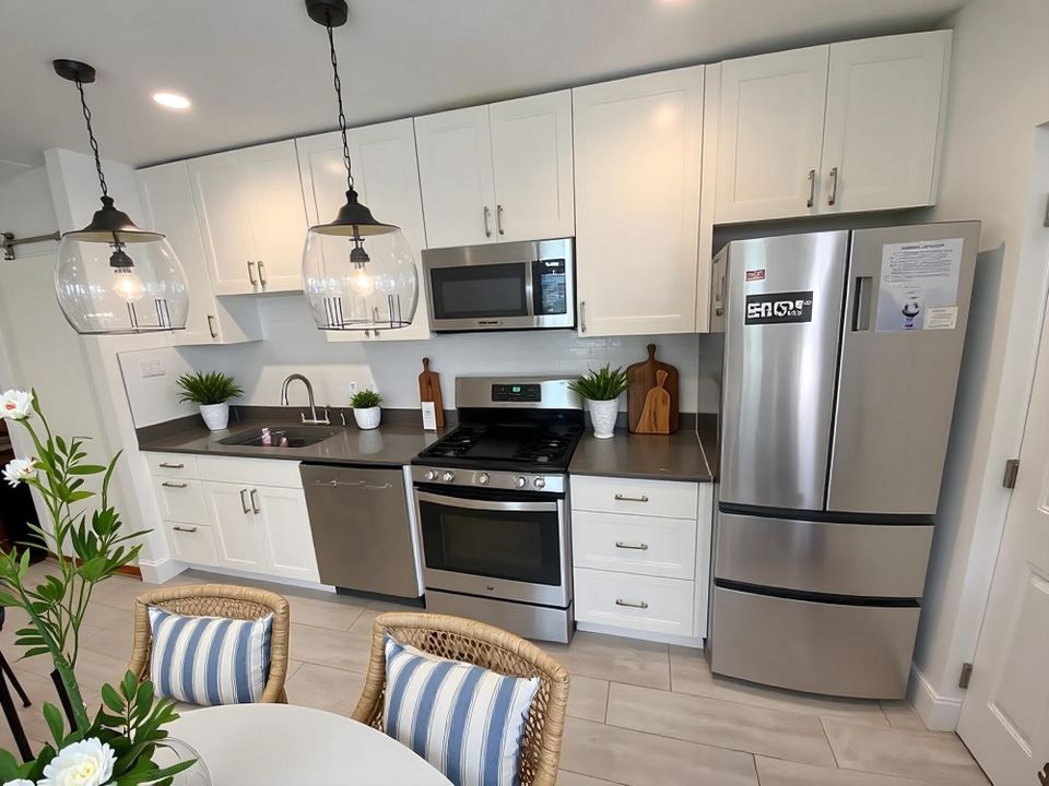 For Sale: $1,400,000 (5 beds, 4 baths, 2200 Square Feet)