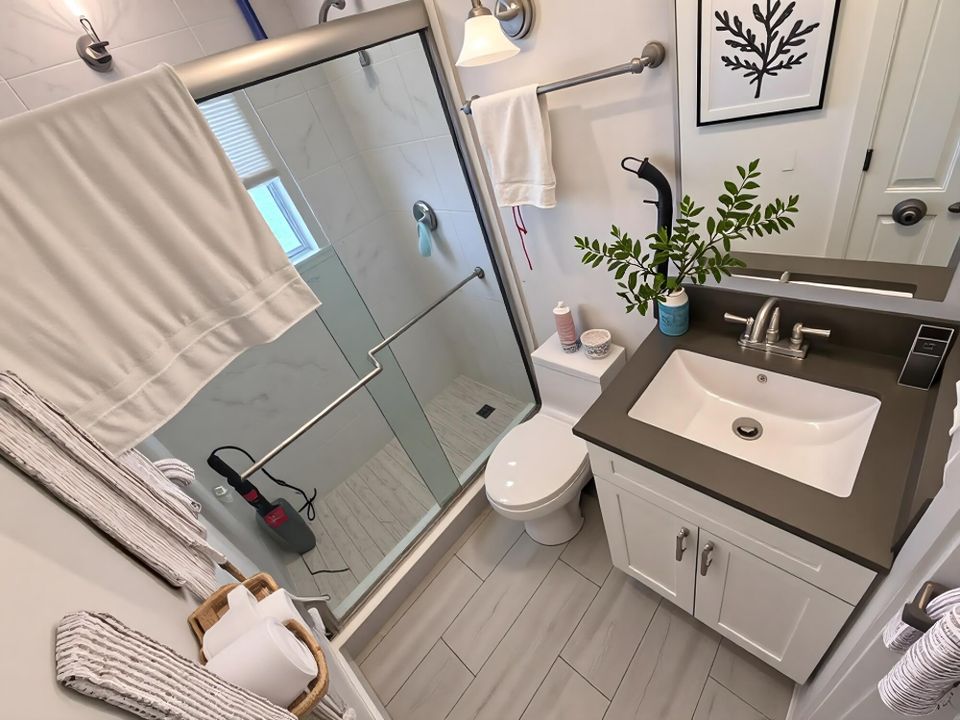 For Sale: $1,400,000 (5 beds, 4 baths, 2200 Square Feet)