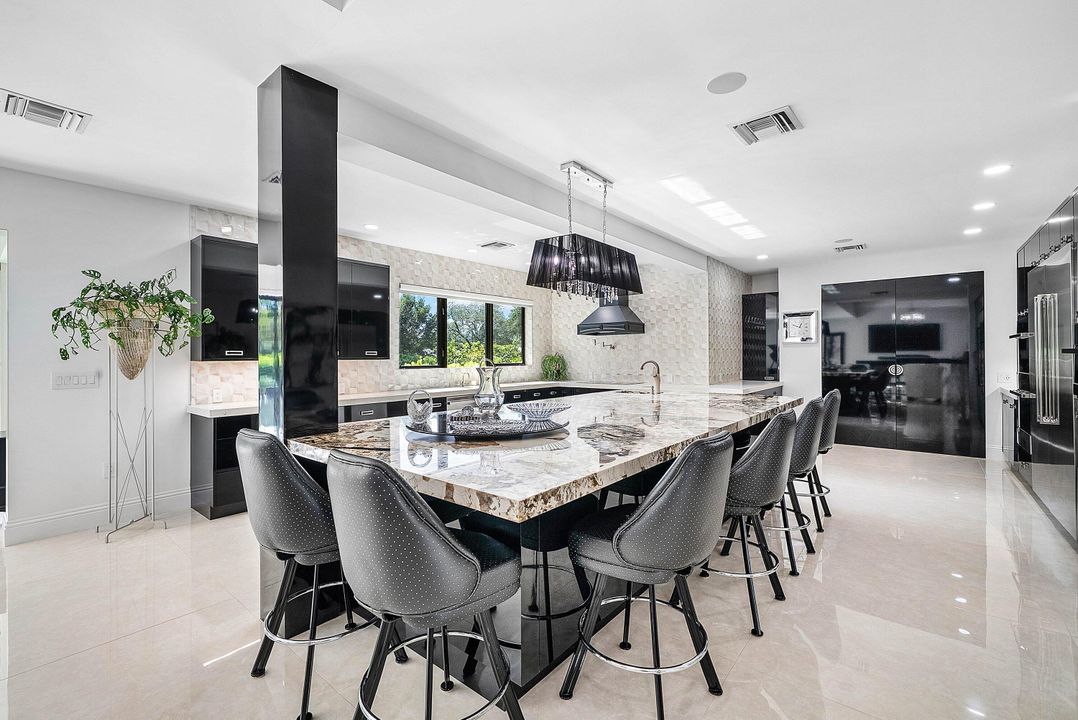 На продажу: $3,499,000 (3 спален, 3 ванн, 4737 Квадратных фут)