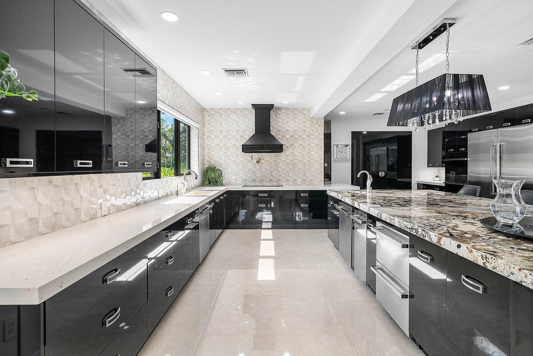 На продажу: $3,499,000 (3 спален, 3 ванн, 4737 Квадратных фут)