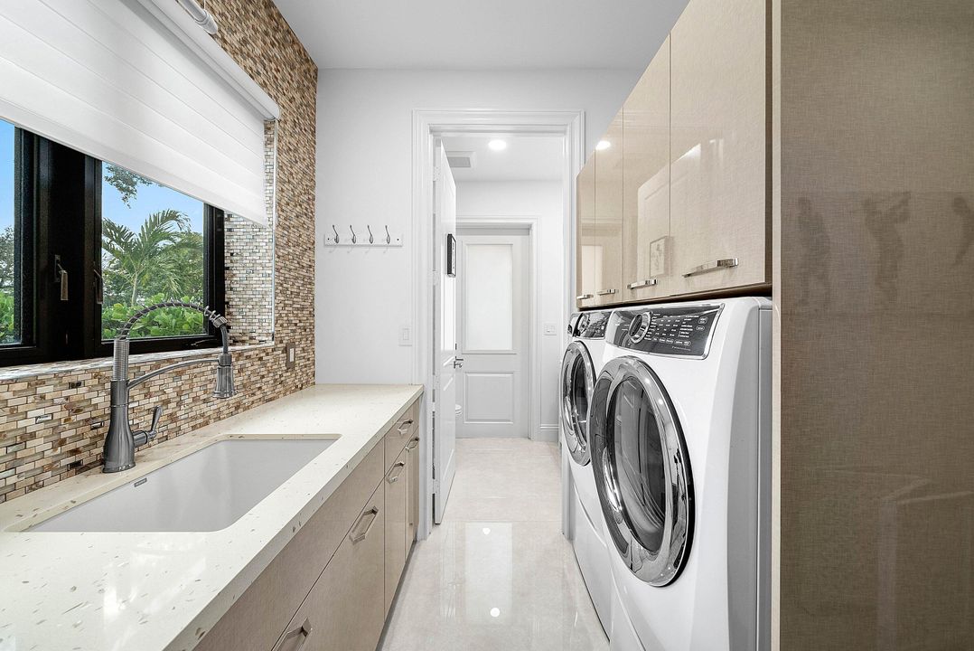 На продажу: $3,499,000 (3 спален, 3 ванн, 4737 Квадратных фут)