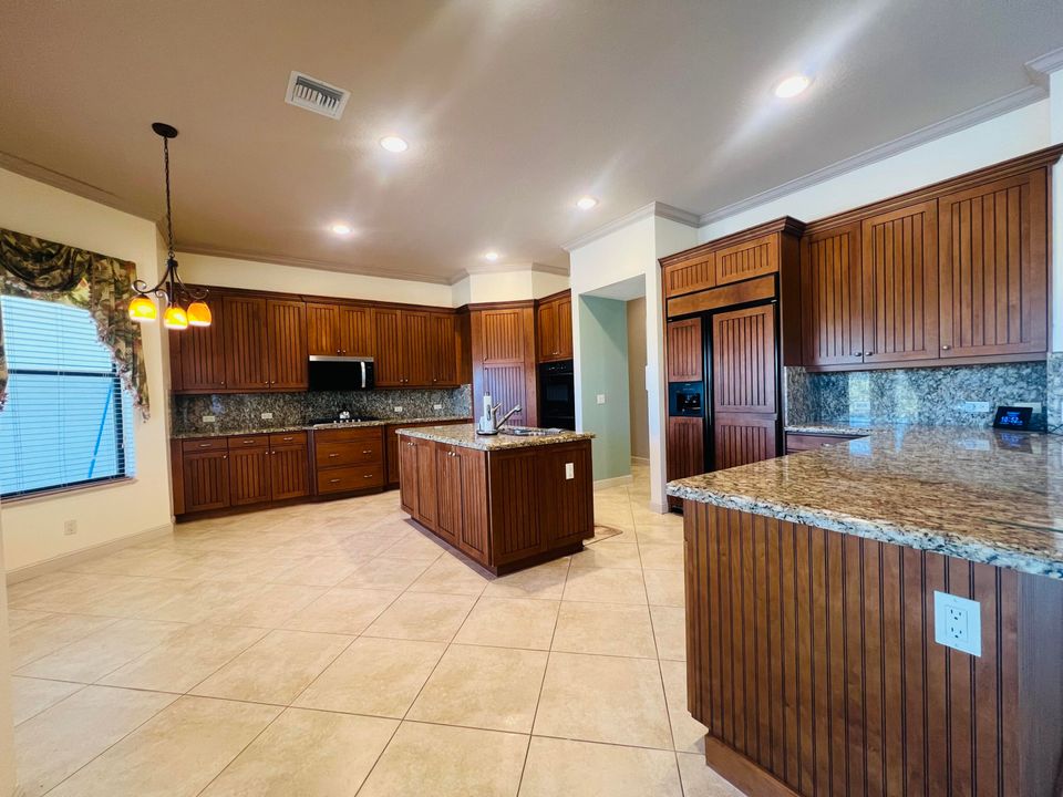 For Sale: $1,350,000 (5 beds, 5 baths, 4616 Square Feet)