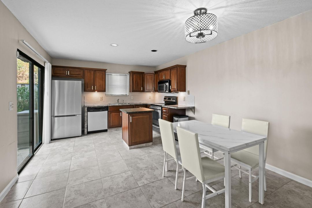 На продажу: $355,000 (2 спален, 2 ванн, 1320 Квадратных фут)