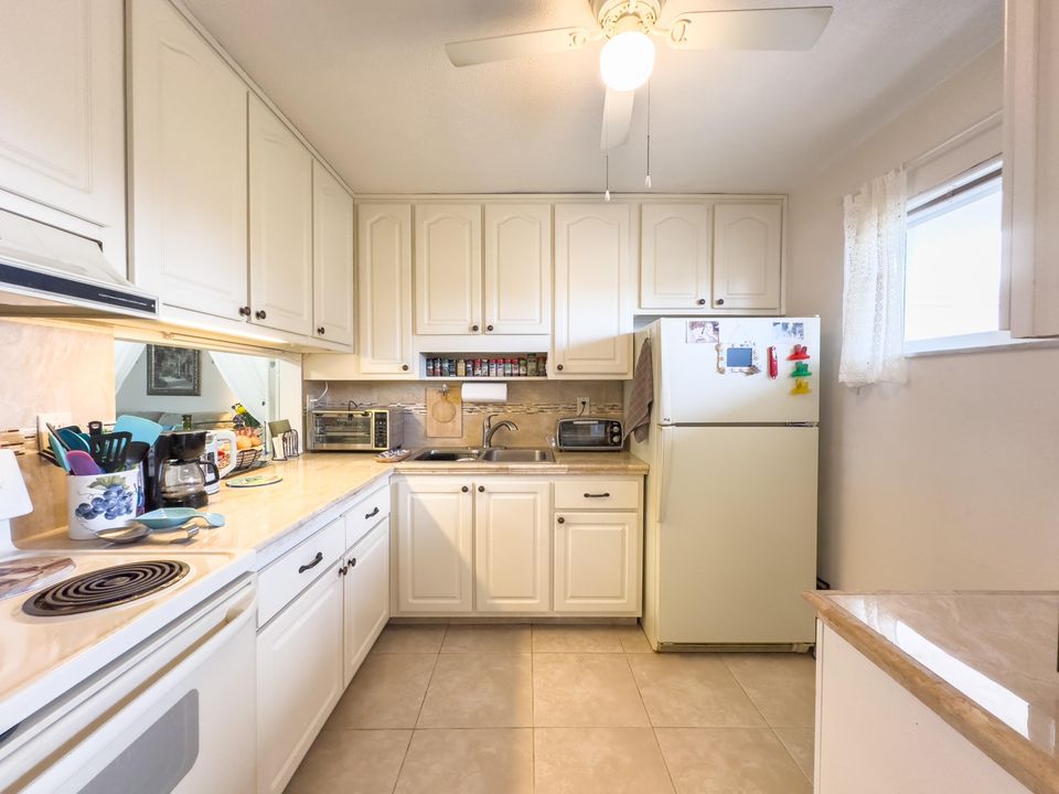 待售: $97,500 (1 贝兹, 1 浴室, 894 平方英尺)