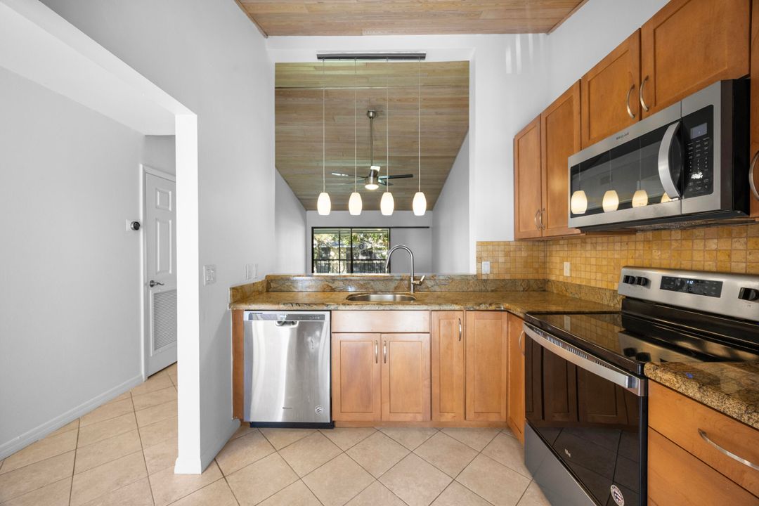 待售: $285,000 (2 贝兹, 2 浴室, 873 平方英尺)