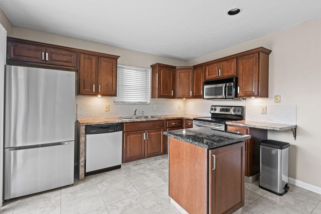 На продажу: $355,000 (2 спален, 2 ванн, 1320 Квадратных фут)