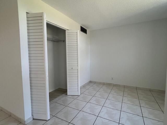 合同活跃: $2,500 (2 贝兹, 2 浴室, 1200 平方英尺)