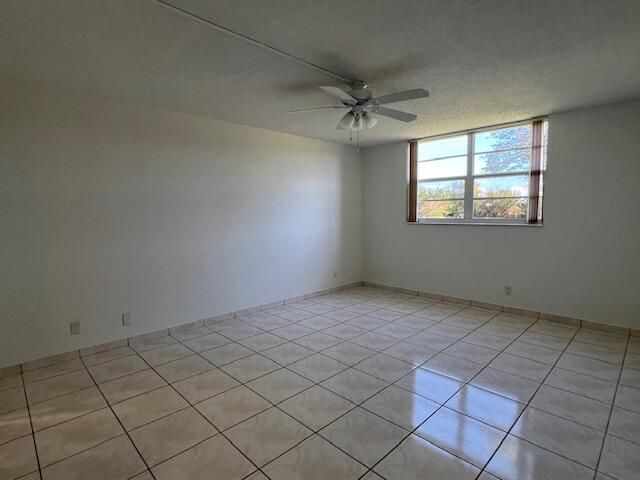 合同活跃: $2,500 (2 贝兹, 2 浴室, 1200 平方英尺)