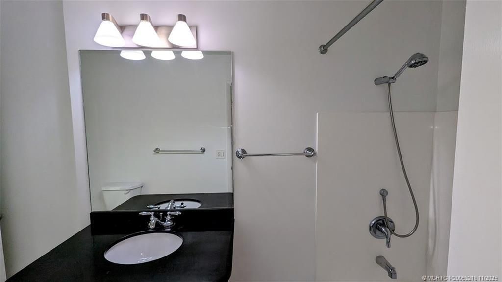 For Sale: $94,900 (1 beds, 1 baths, 696 Square Feet)