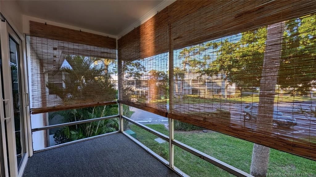 For Sale: $94,900 (1 beds, 1 baths, 696 Square Feet)