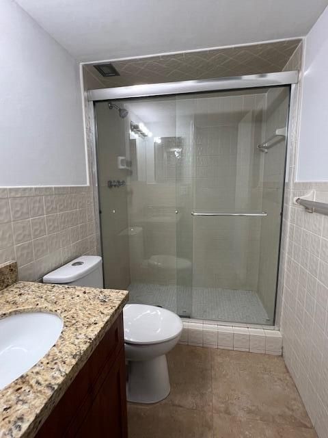 合同活跃: $2,500 (2 贝兹, 2 浴室, 1200 平方英尺)