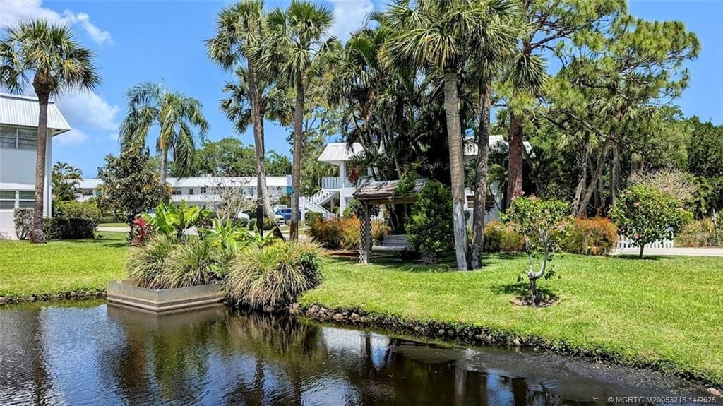 For Sale: $94,900 (1 beds, 1 baths, 696 Square Feet)