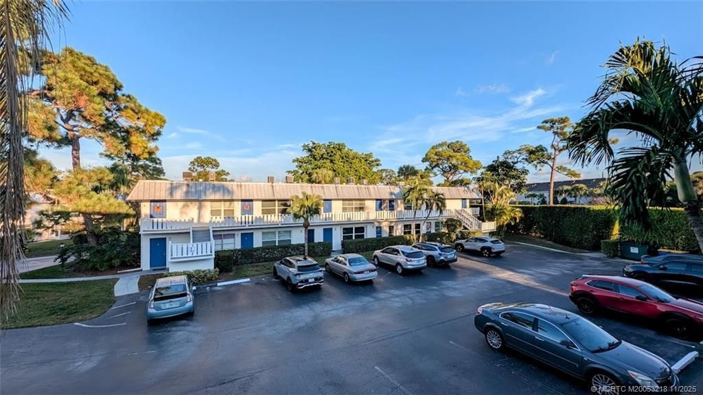 For Sale: $94,900 (1 beds, 1 baths, 696 Square Feet)