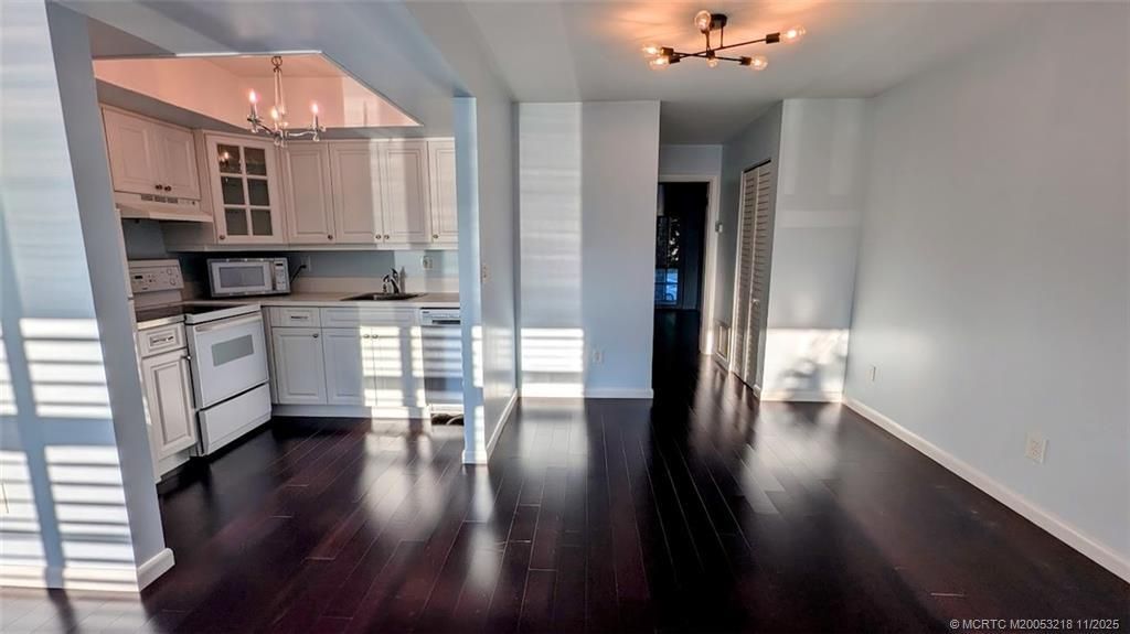 For Sale: $94,900 (1 beds, 1 baths, 696 Square Feet)