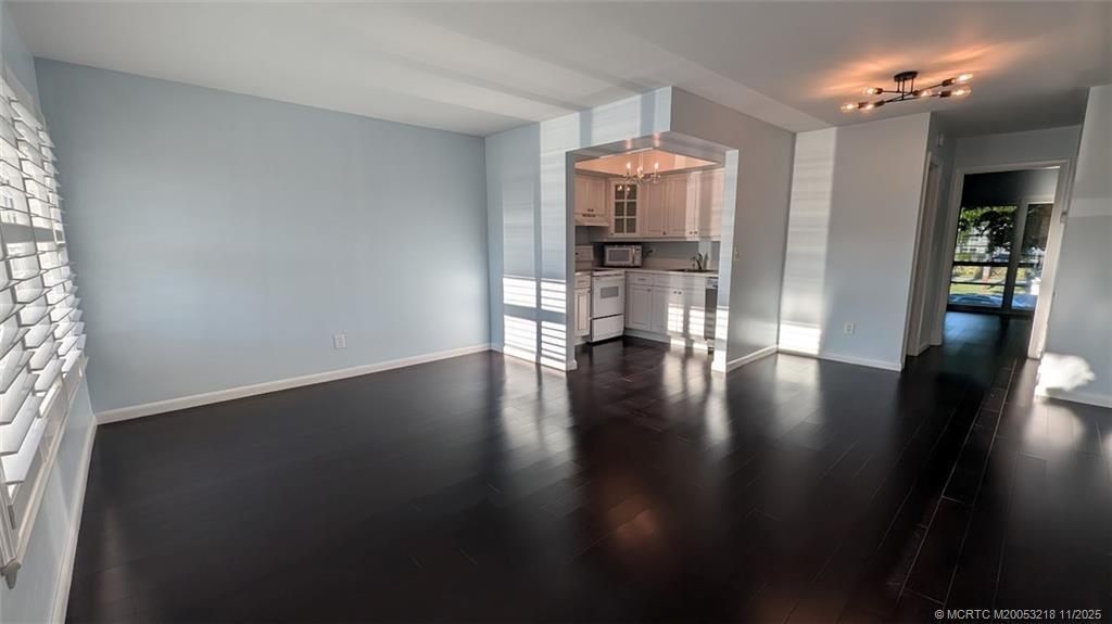 For Sale: $94,900 (1 beds, 1 baths, 696 Square Feet)