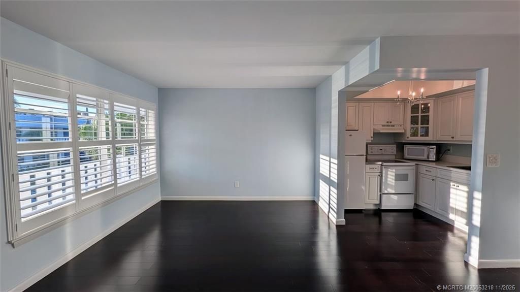 For Sale: $94,900 (1 beds, 1 baths, 696 Square Feet)