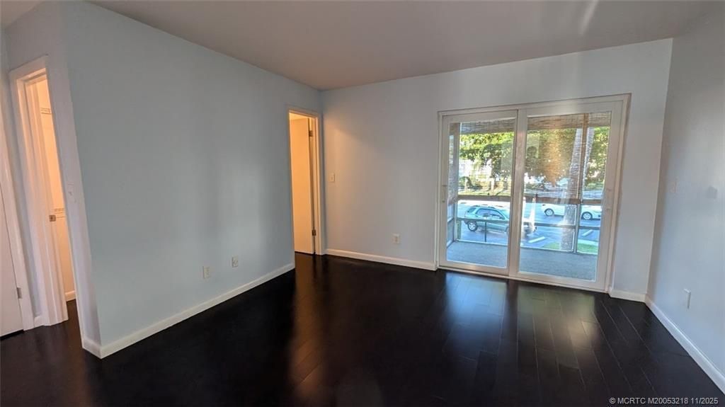 For Sale: $94,900 (1 beds, 1 baths, 696 Square Feet)