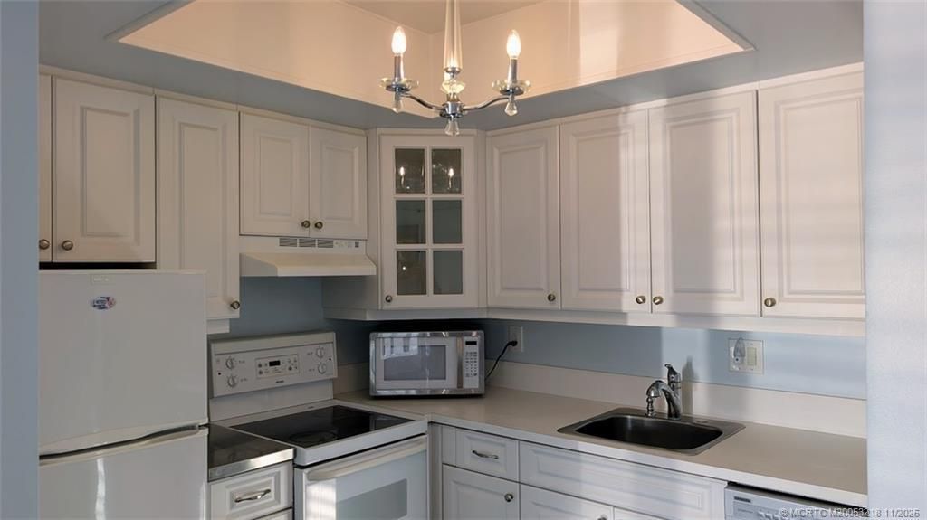 For Sale: $94,900 (1 beds, 1 baths, 696 Square Feet)