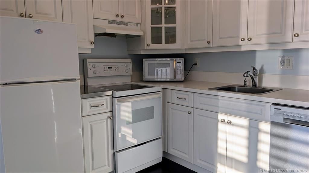 For Sale: $94,900 (1 beds, 1 baths, 696 Square Feet)