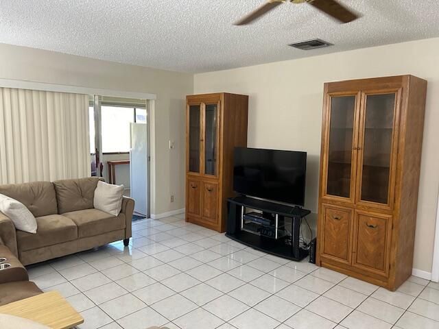 На продажу: $174,900 (2 спален, 2 ванн, 1009 Квадратных фут)