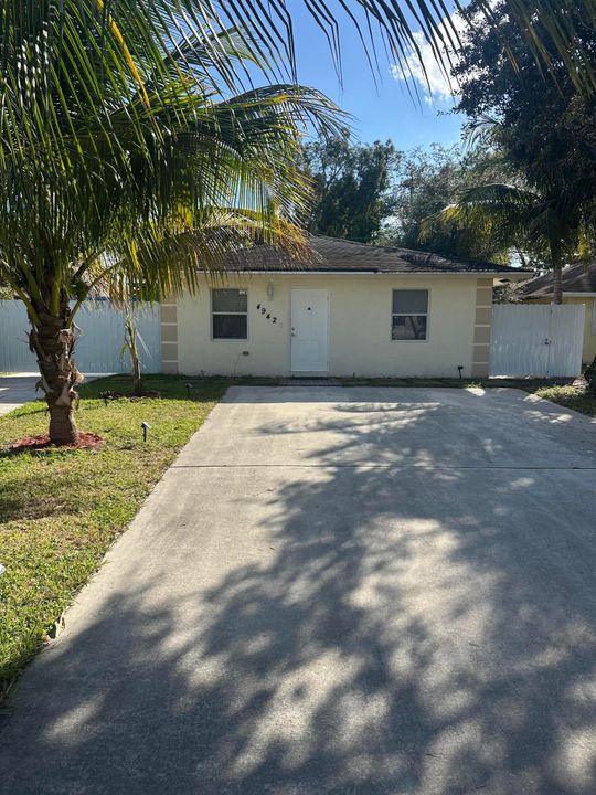 Activo con contrato: $2,950 (3 camas, 2 baños, 1196 Pies cuadrados)