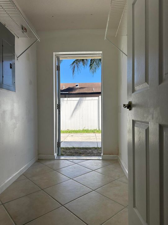 Activo con contrato: $2,950 (3 camas, 2 baños, 1196 Pies cuadrados)