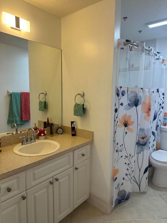 Activo con contrato: $2,950 (3 camas, 2 baños, 1196 Pies cuadrados)