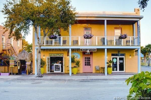 For Sale: $94,900 (1 beds, 1 baths, 696 Square Feet)