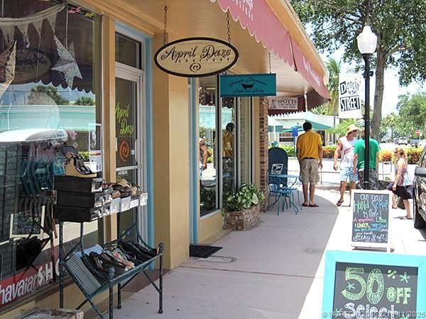 For Sale: $94,900 (1 beds, 1 baths, 696 Square Feet)